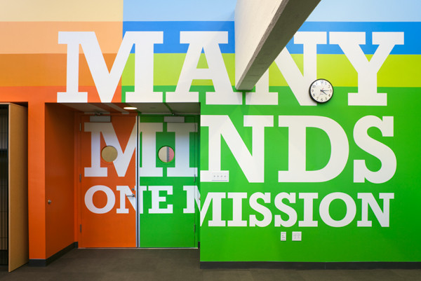 paula-scher-mujeres-diseno-02